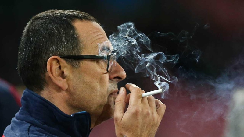 “Chi ha da accendere?”, i tweet (discutibili) della Lazio per annunciare il nuovo allenatore Maurizio Sarri
